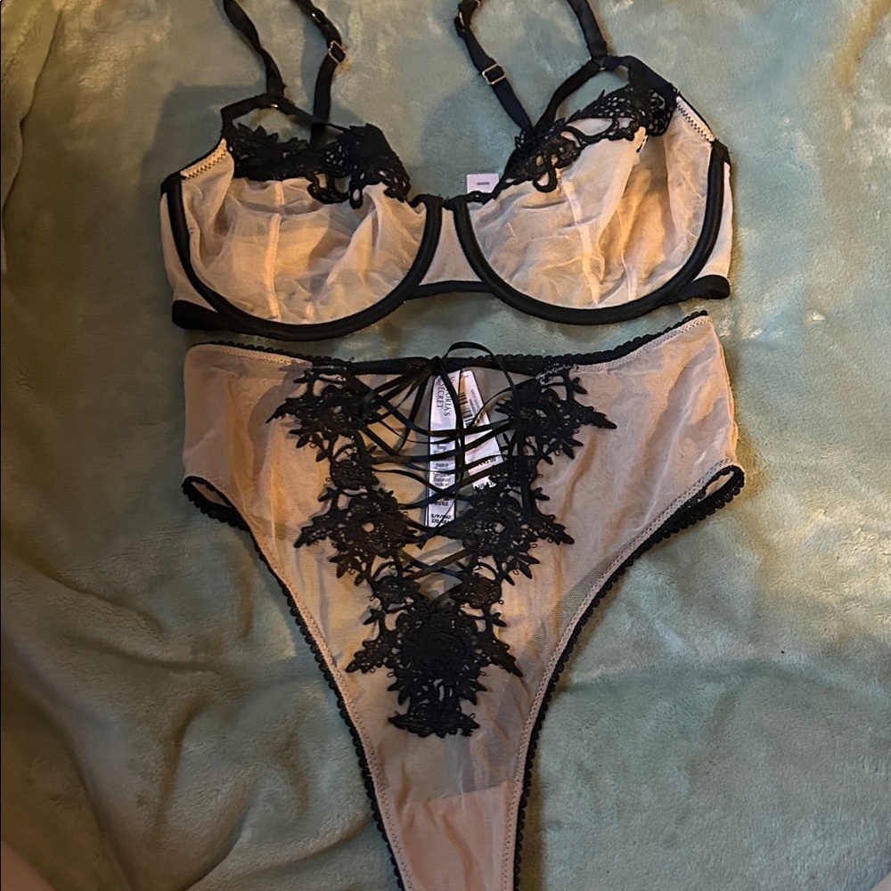 Victoria's Secret Black and Cream Lace Bra Set